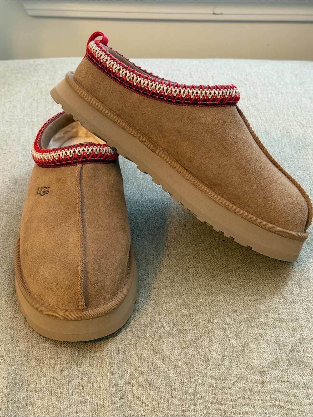 UGG Kids Tazz Slippers in Chestnut. Size 6 Kids fits Ladies 7.5-8. Worn Once!